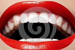 Zubní. úsměv rty kosmetické prostředky bílý zuby 