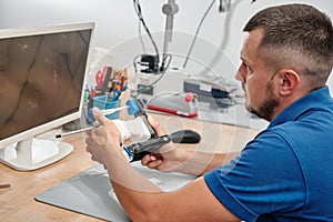 Dental technician producing dental prosthesis under the microscope