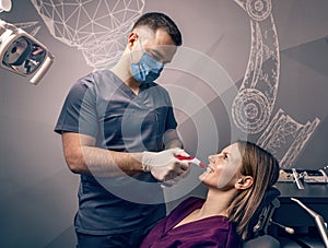 Dentist examine the colour of teeth