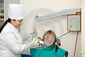 Dentist makes teeth X-ray