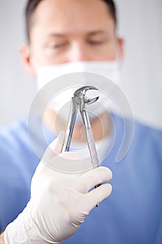 Dentist's extracting forceps