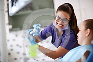 Dentist show how to properly brush teeth on jaw model