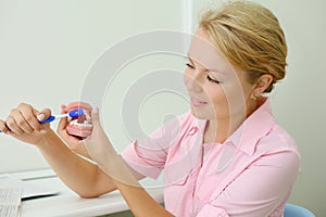 Dentist shows how to correctly brush teeth