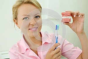 Dentist shows how to correctly brush teeth