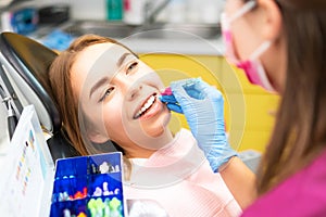 Dentist shows how to use brushes to clean the interdental spaces