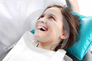Zubní lékařství rozradostněný v zubní židle 