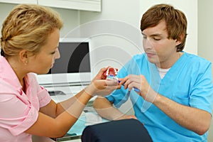 Dentists show how to correctly brush teeth