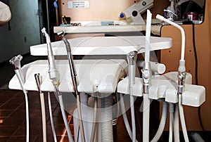 Il dentista utensili sul tavolo dentale 