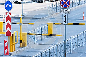 Departure check in with a barrier for vehicles with a fenced area