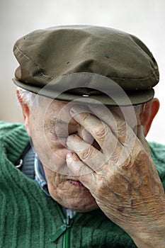 Deprimido viejo hombre 