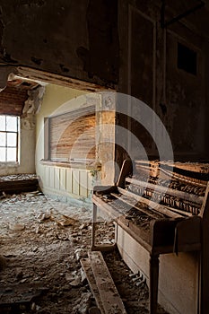 Derelict Piano - Abandoned Masonic Lodge - Cleveland, Ohio