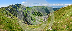 Vrch Derese v Nízkych Tatrách na Slovensku. Pohľad na vrchol z turistického chodníka, rozľahlá krajina s horami a údoliami v