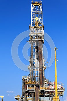 Derrick of Tender Drilling Oil Rig (Barge Oil Rig)