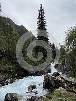 Descent from the Kegety Pass on the northern side of the slope. Kegety River.