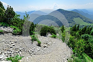 Sjezd ve Vrátné dolině v parku Malá Fatra. Denní foto.