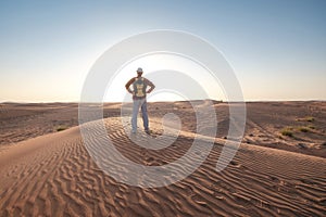Wüste Abenteuer. jung mann Rucksack auf der Düne. Vereinigte Arabische Emirate 