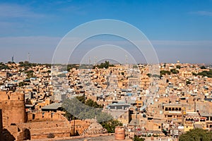 Deserto la città architettonico chiaro cielo blu fortezza un appartamento angolo sul 