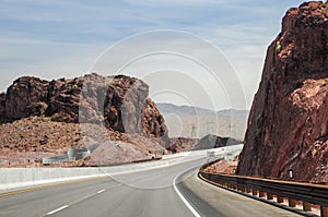 Desert highway turning right next to Hoover dam