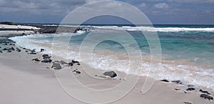 deserta spiaggia selvaggia con sabbia bianchissima photo