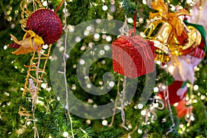 Aus Grün weihnachtsbaum dekoriert die Lichter schön geschenkbox kugel feiert urlaub im 