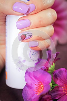 The design of nails spring style in hand a can of deodorant .