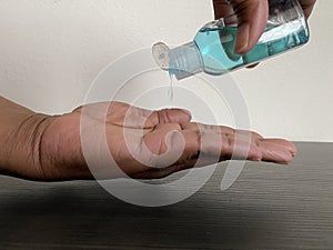 Desinfecting hands with gel