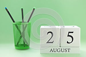 Desk calendar of two cubes for August 25