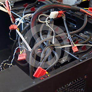 Desktop computer empty case and cables that are tried to be assembled in a home environment