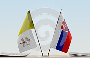 Vlajka Vatikánu a Slovenska