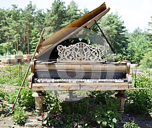 Desolate piano at a garden