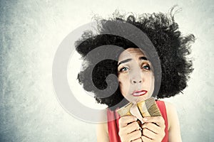 Desperate woman can't comb her hair because she broke her comb