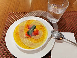 Dessert : caramel pudding with fruits