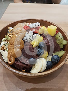 Dessert-frozen yogurt fruits bowl