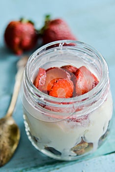 Dessert in a jar: strawberry with cream and biscuit