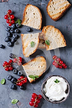 Dessert sandwiches with berries