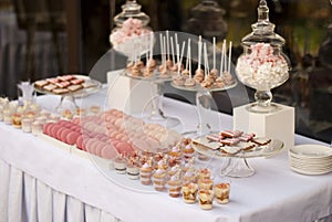 Stôl s dezertom svatební hostina 