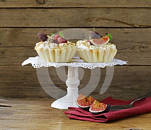 Dessert tartlets from shortcrust pastry with meringue