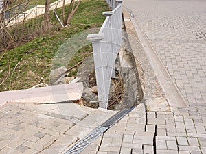 The destruction of pedestrian walkway of pavers fixed concrete screed, as well as the breaking behavior of the fence