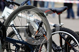 Detail of a bicycle wheel with spokes, chain and gearshift hub.