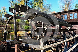Detail širokého dřevěného kola vodního mlýna na lodním mlýně v Kollárově, Slovensko