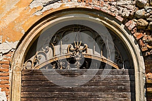 Detail brány opusteného paláca, Jablonica