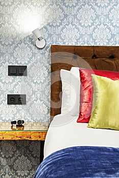 De frente en marrón terciopelo en dormitorio atlas almohadas de varios colores muro 