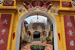 Detail of the main entrance door of the Hy Hoa temple in Hoi An, Vietnam