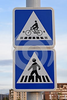 Detail of a pedestrian and bicycle crossing signal photo