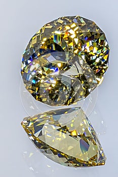 Detail photo focus stacking of a self-cut Cubic Zirconia with Lemon color and Round Brilliant Portuguese cut, placed on a mirror