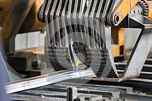 Puller pulling an aluminium profile on an extrusion profile roller runout table