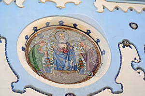 Detail obrázku náboženství na modrém kostele v centru Bratislavy Slovensko