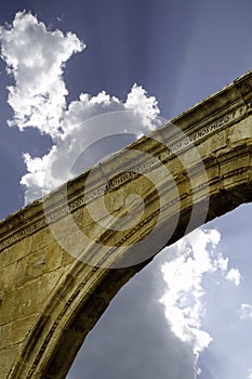 Detail of a semicircular stone arch.