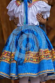 Detail tradičního slovenského lidového kroje, který nosí ženy