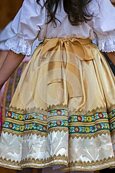 Detail tradičného slovenského ľudového odevu žien